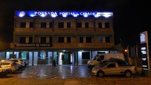 Un bâtiment sur lequel on peut lire les inscriptions suivantes : « Pousada Portal da Cidade » et « RESTAURANT Portal ».