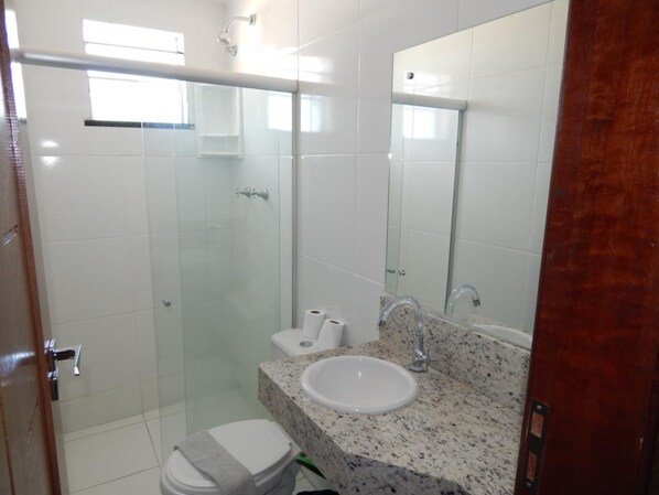 Douche, articles de toilette gratuits, serviettes fournies