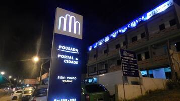 Fachada da propriedade à noite