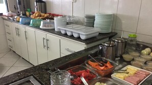 Un buffet proposant une variété de plats et d'accompagnements.