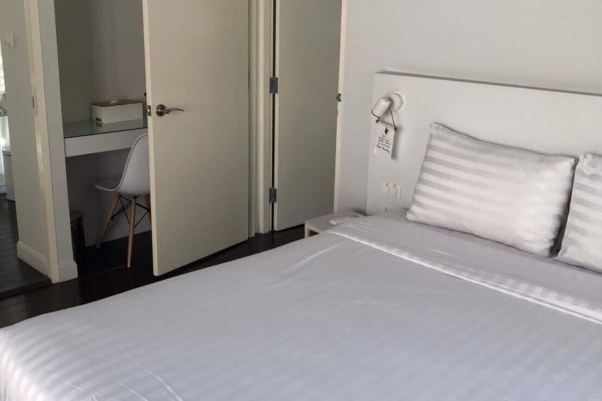 Habitación estándar, 1 cama de matrimonio grande, habitaciones comunicadas, vistas al jardín | 1 dormitorio, cortinas opacas, tabla de planchar con plancha