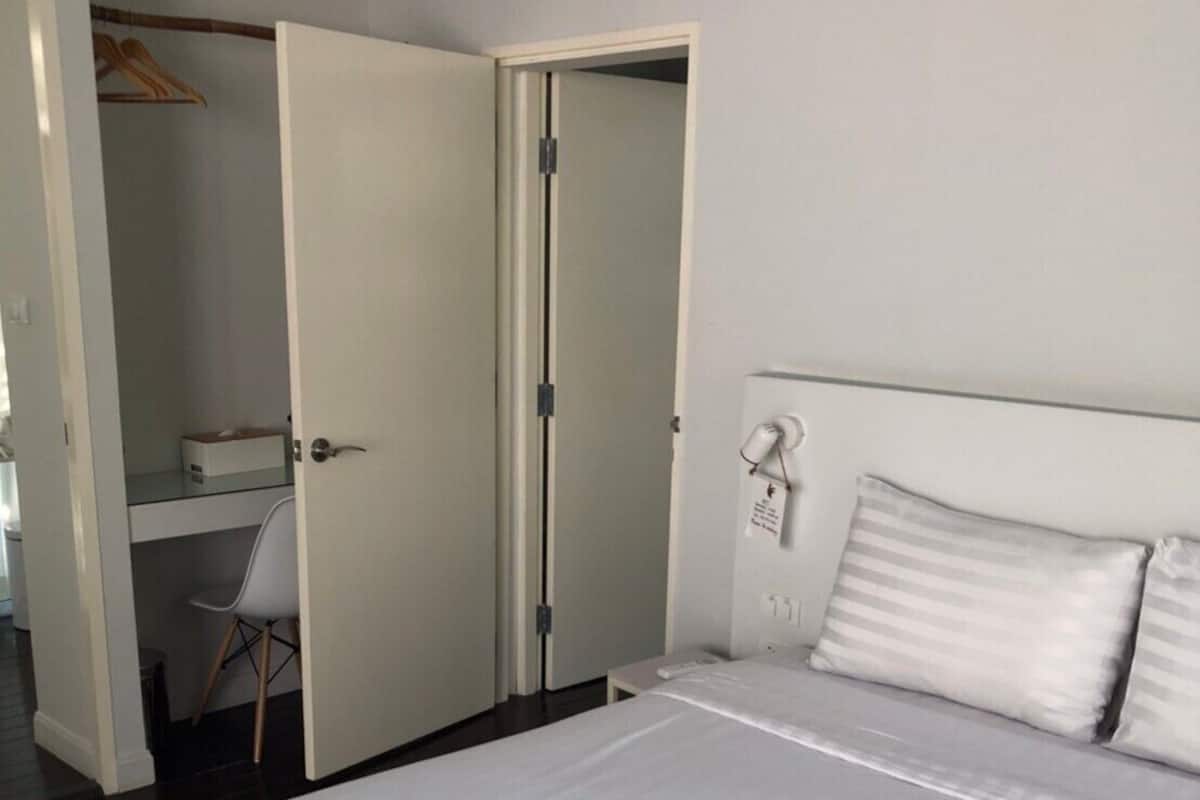 Standardzimmer, 1 King-Bett, Verbindungszimmer, Gartenblick | Verdunkelungsvorhänge, Bügeleisen/Bügelbrett, kostenloses WLAN