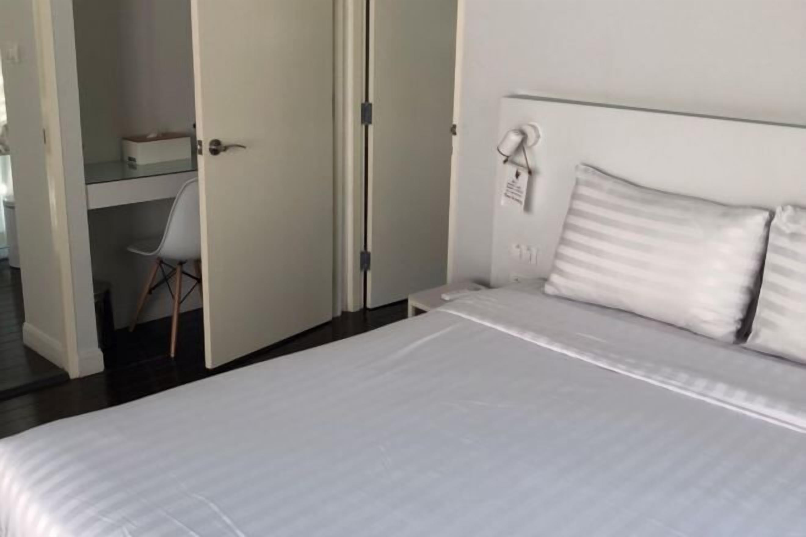 ผ้าม่านกันแสง, เตารีด/โต๊ะรีดผ้า, Wi-Fi ฟรี, ผ้าปูที่นอน