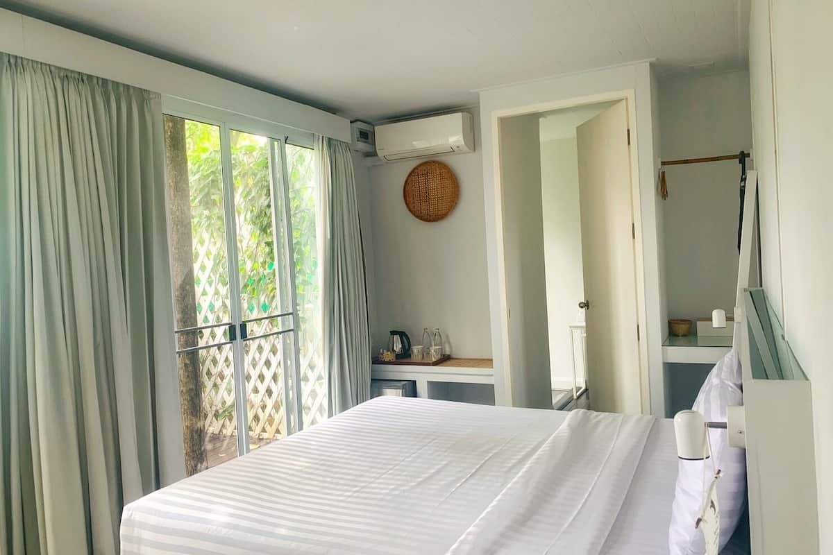 King Room with Balcony | 1 dormitorio, cortinas opacas, tabla de planchar con plancha