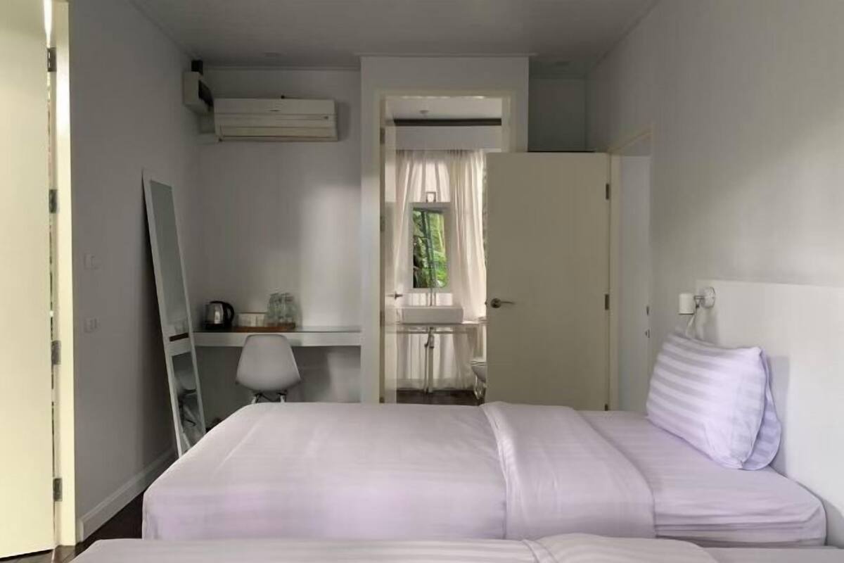 Tirai kedap cahaya, setrika/meja setrika, Wi-Fi gratis, dan seprai linen