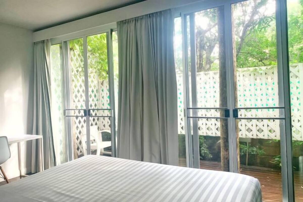 Tirai kedap cahaya, setrika/meja setrika, Wi-Fi gratis, dan seprai linen