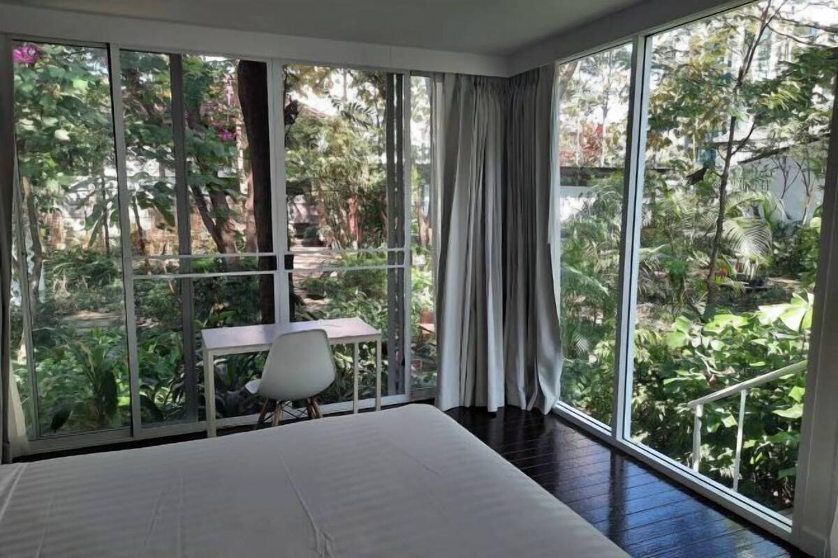 Tirai kedap cahaya, setrika/meja setrika, Wi-Fi gratis, dan seprai linen