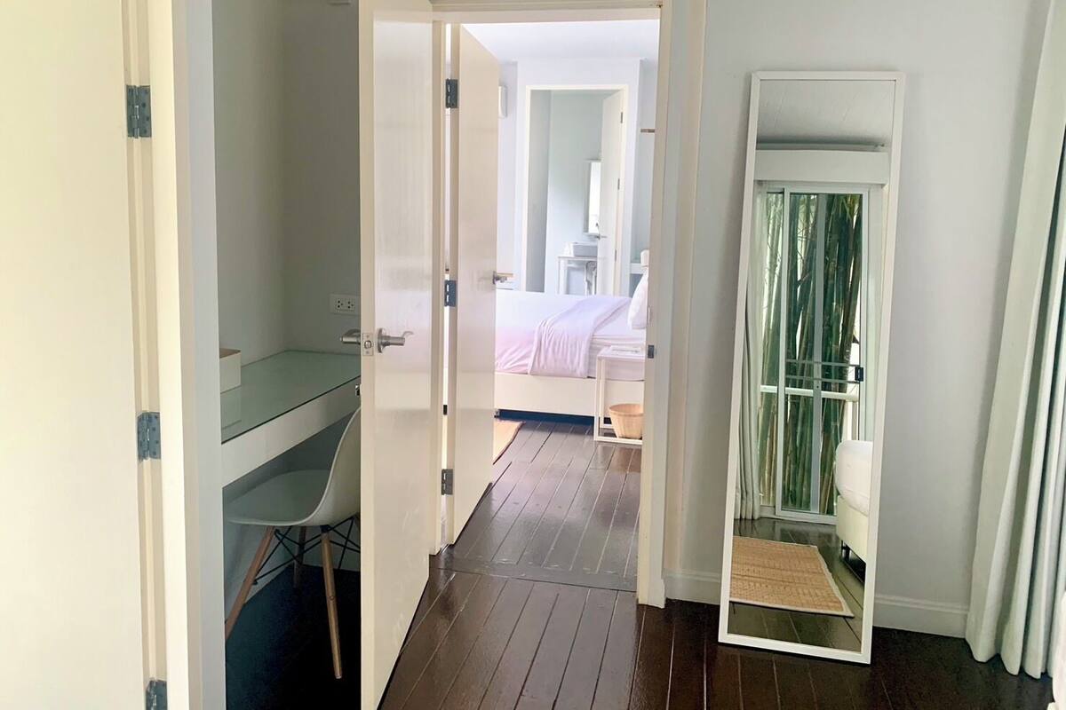 Ein Hotelzimmer mit Bett, Schreibtisch und Spiegel.