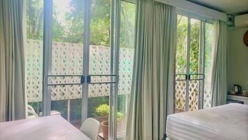 King Room with Balcony | Terrasse/gårdhave