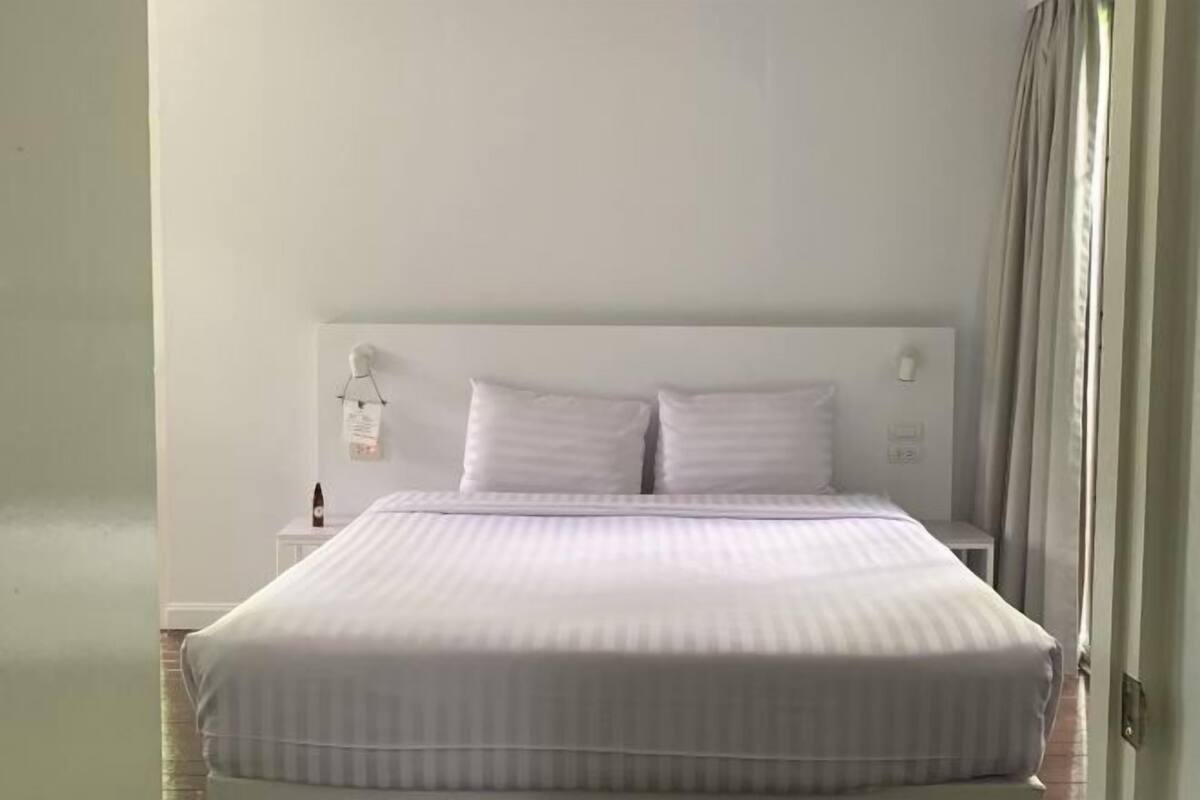 Tirai kedap cahaya, setrika/meja setrika, Wi-Fi gratis, dan seprai linen