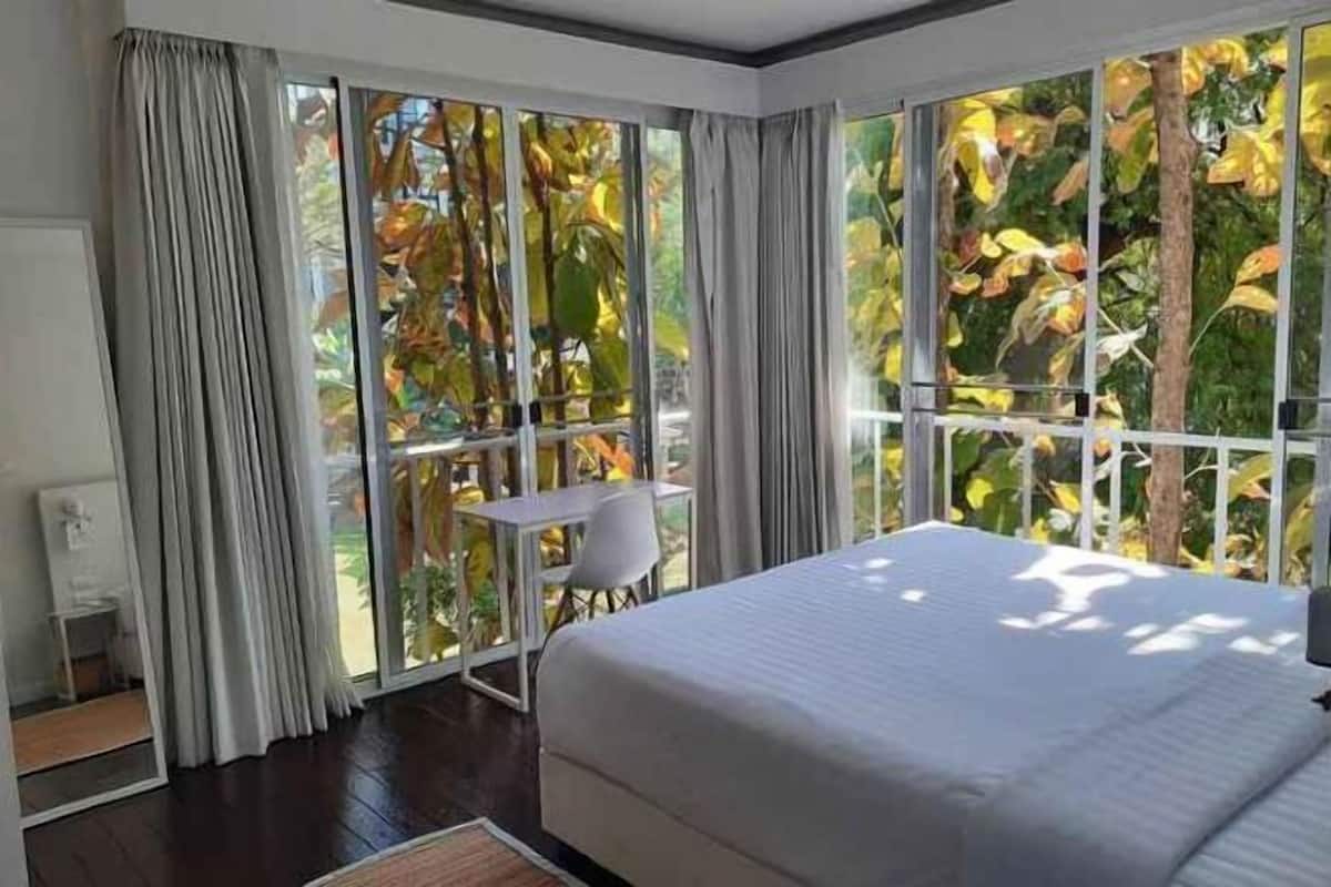 Blackout drapes, iron/ironing board, free WiFi, bed sheets