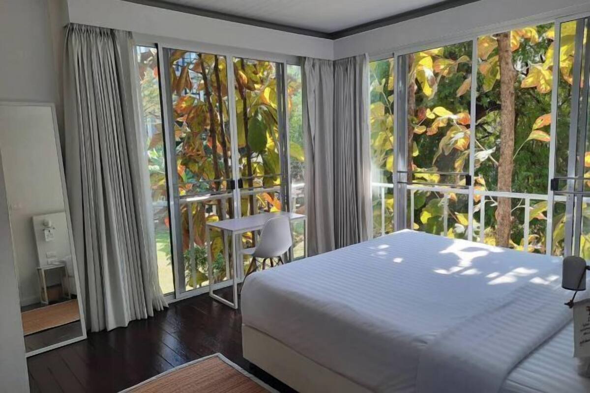 Tirai kedap cahaya, setrika/meja setrika, Wi-Fi gratis, dan seprai linen