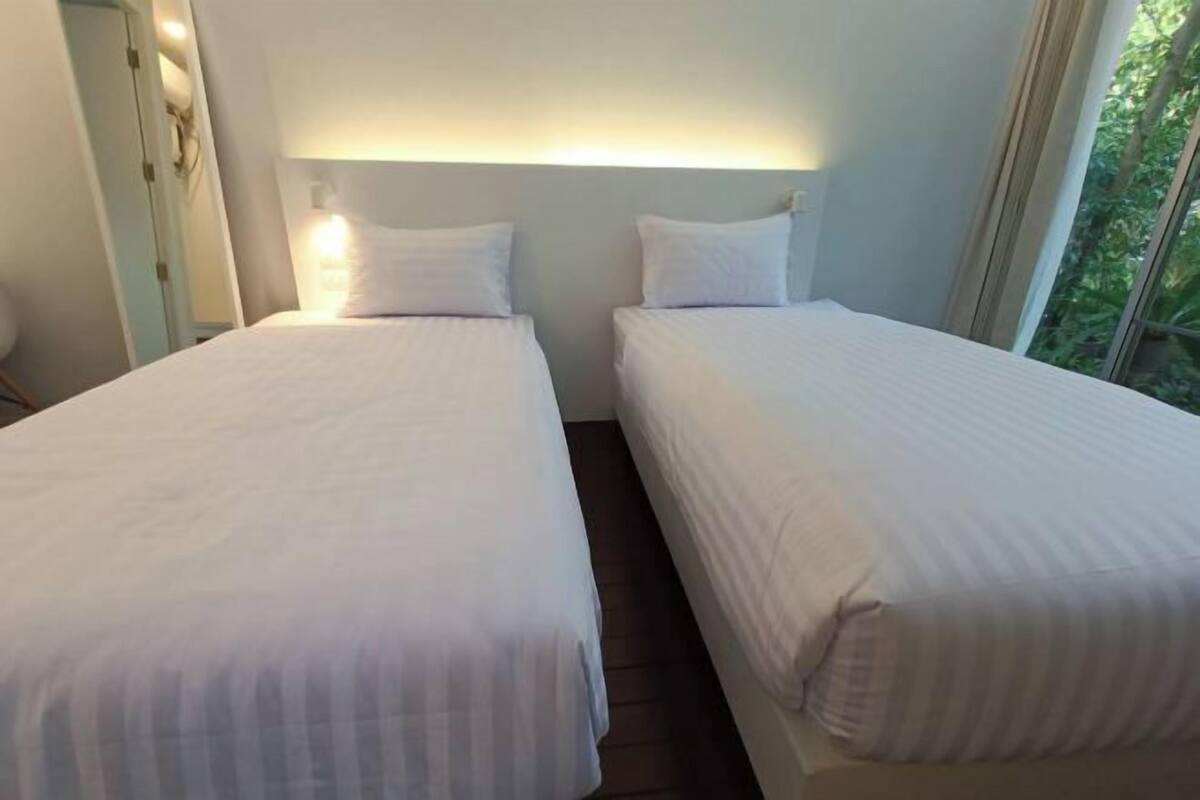 Tirai kedap cahaya, setrika/meja setrika, Wi-Fi gratis, dan seprai linen