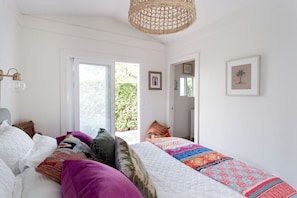 2 soverom, skrivebord, strykejern/-brett og reiseseng for barn