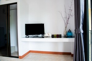 Basic Double Room Single Use | Television - Nicha Apartment (Kamala)