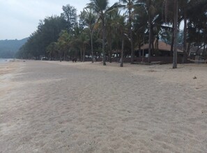 Beach nearby, white sand, beach towels