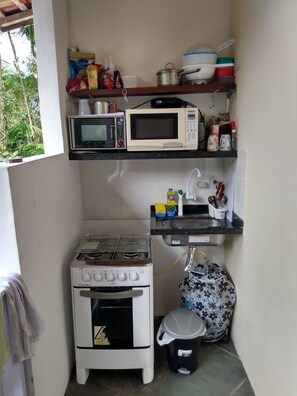 Réfrigérateur, four à micro-ondes, un four, surface de cuisson