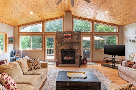 Smart TV, fireplace, DVD player, books. Luxury chalet nr Attitash w/fireplace-3 br;2+ba
