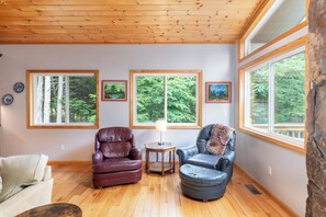 Smart-TV, Kamin, DVD-Player, Bücher