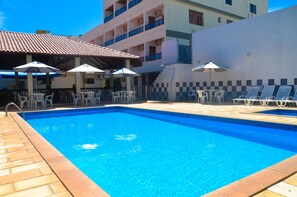 Ulkouima-allas, aurinkotuoleja