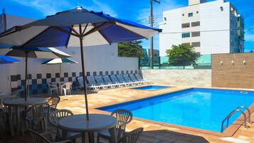 Piscina externa, espreguiçadeiras