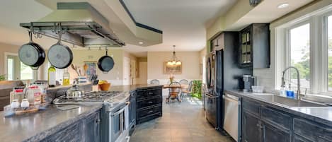 Fridge, microwave, stovetop, dishwasher