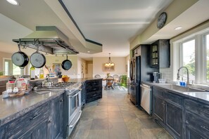 Réfrigérateur, micro-ondes, plaque de cuisson, lave-vaisselle