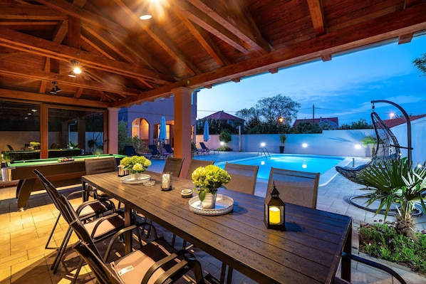 Alberca al aire libre y alberca climatizada