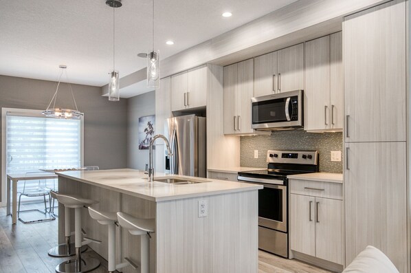 冷蔵庫、電子レンジ、オーブン、食器洗い機