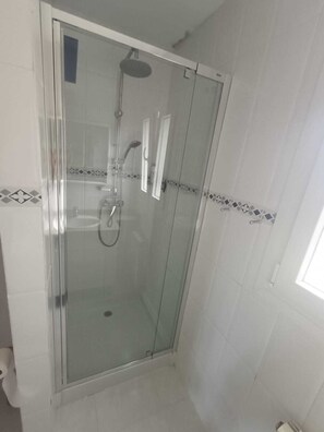 Ensemble douche/baignoire, sèche-cheveux, serviettes fournies