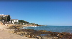 Plage à proximité, chaises longues, serviettes de plage