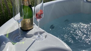 Outdoor spa tub - Madelette B&B (Moorslede)