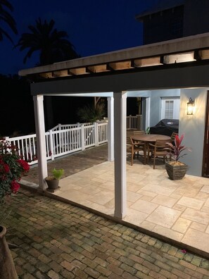 Outdoor dining - Quaint studio. Close to public transportation, city, railway trail and beaches! (Warwick)
