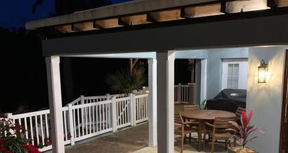 Quaint studio. Close to public transportation, city, railway trail and beaches!