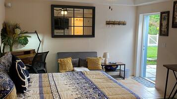 1 makuuhuone, tallelokero huoneessa, työpöytä, silitysrauta/-lauta