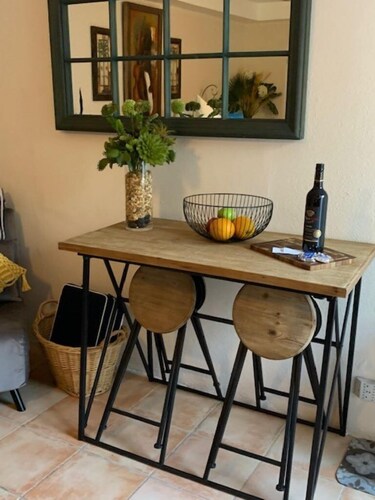 Quaint studio. Close to public transportation, city, railway trail and beaches!