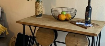 Quaint studio. Close to public transportation, city, railway trail and beaches!