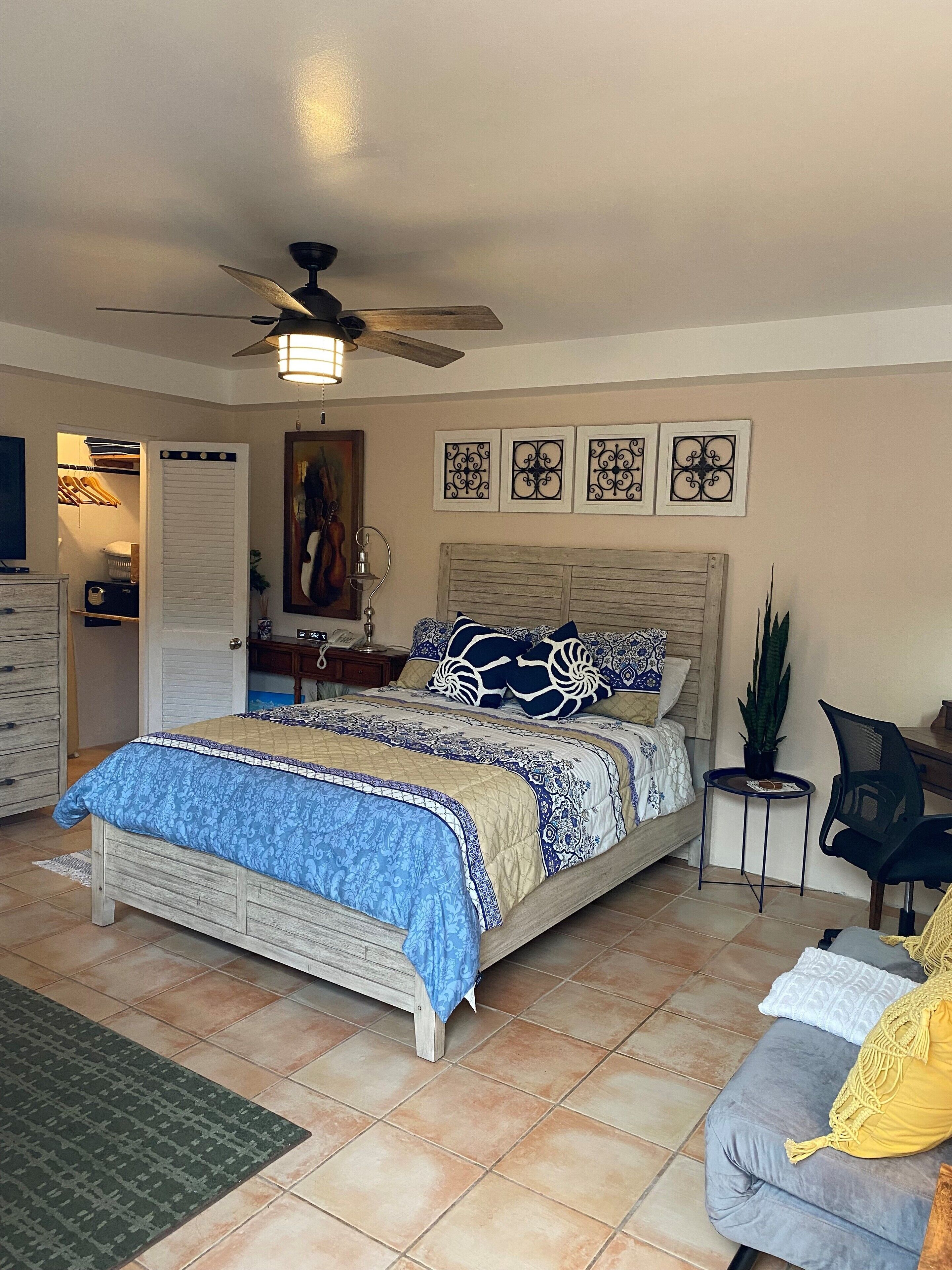 1 soveværelse, pengeskab på værelset, skrivebord, strygejern/strygebræt