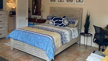 1 soveværelse, pengeskab på værelset, skrivebord, strygejern/strygebræt