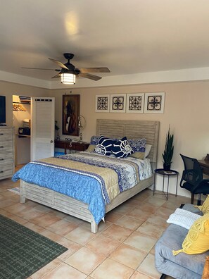 1 bedroom, in-room safe, desk, iron/ironing board - Quaint studio. Close to public transportation, city, railway trail and beaches! (Warwick)