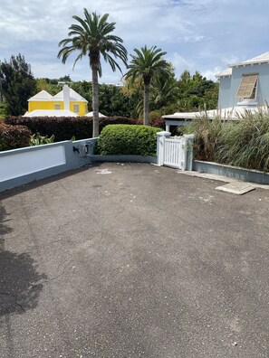 Property grounds - Quaint studio. Close to public transportation, city, railway trail and beaches! (Warwick)