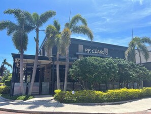 A building with a sign reading 'P.F. CHANG'S'. - Cozy Two-Bed Retreat! (Sarasota)