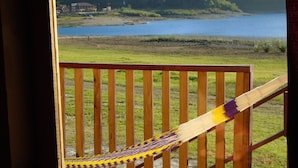 A wooden deck with a hammock. - Cabanas Islas de Tziscao (La Trinitaria)