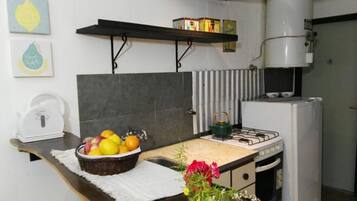 Refrigerador, horno, tetera/pava eléctrica, utensilios de cocina