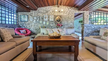 Smart TV, books, stereo
