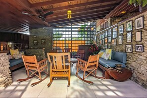 Smart TV, books, stereo