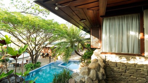 Gorgeous house in town, near the beach, restaurants & bars. 