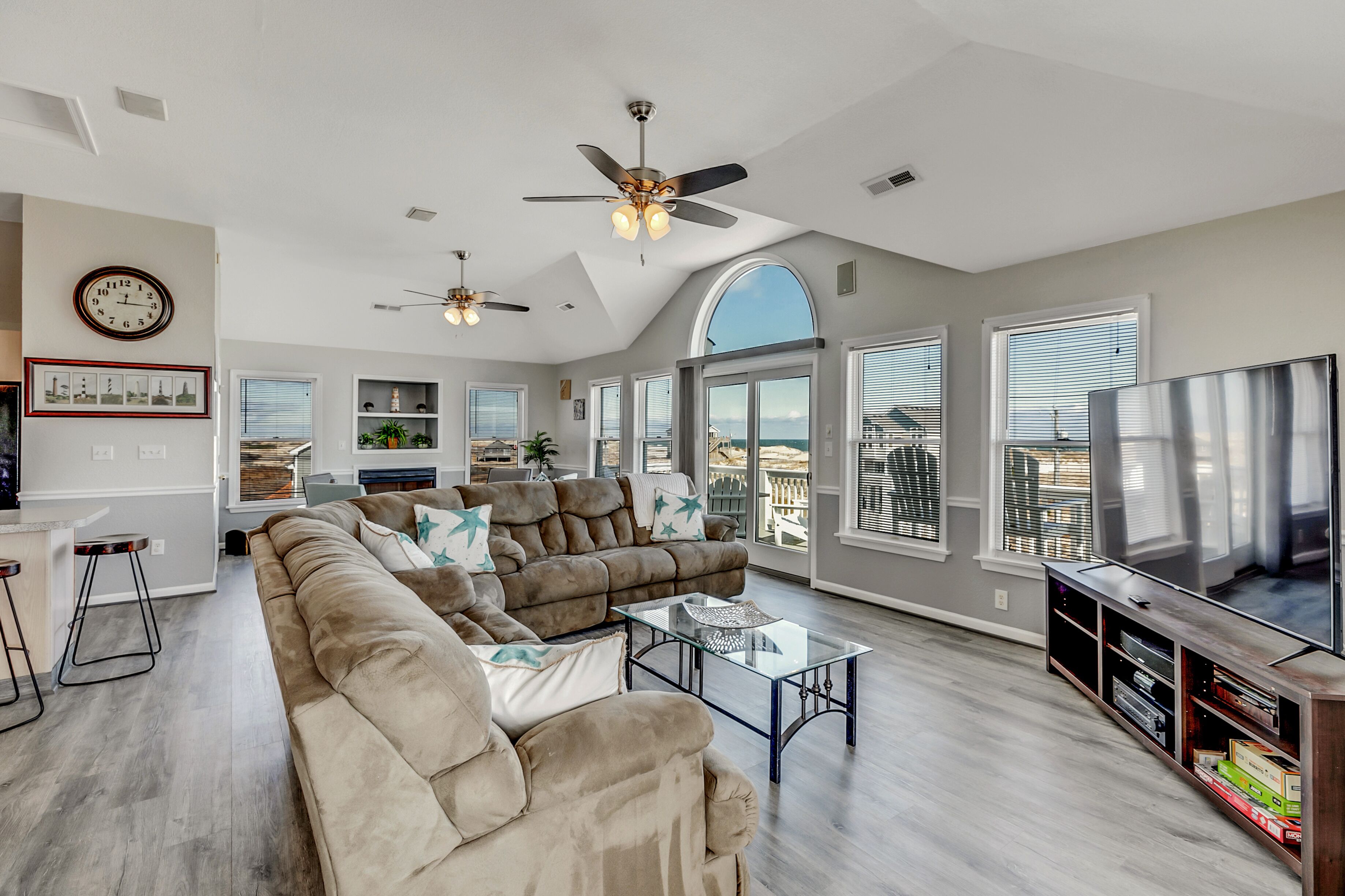 Smart TV, chimenea, videojuegos y futbolito 