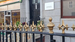 Ein Gebäude mit einer schwarzen Tür, auf der 