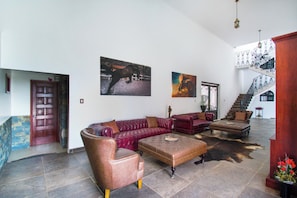Lobby sitting area - Nueva Escocia Boutique Hotel Puebla (Cuautinchán)